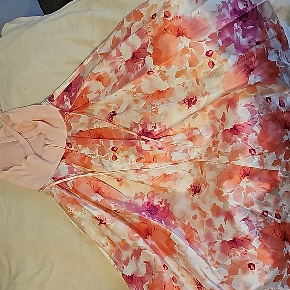 Dress - Picture 3 of 4